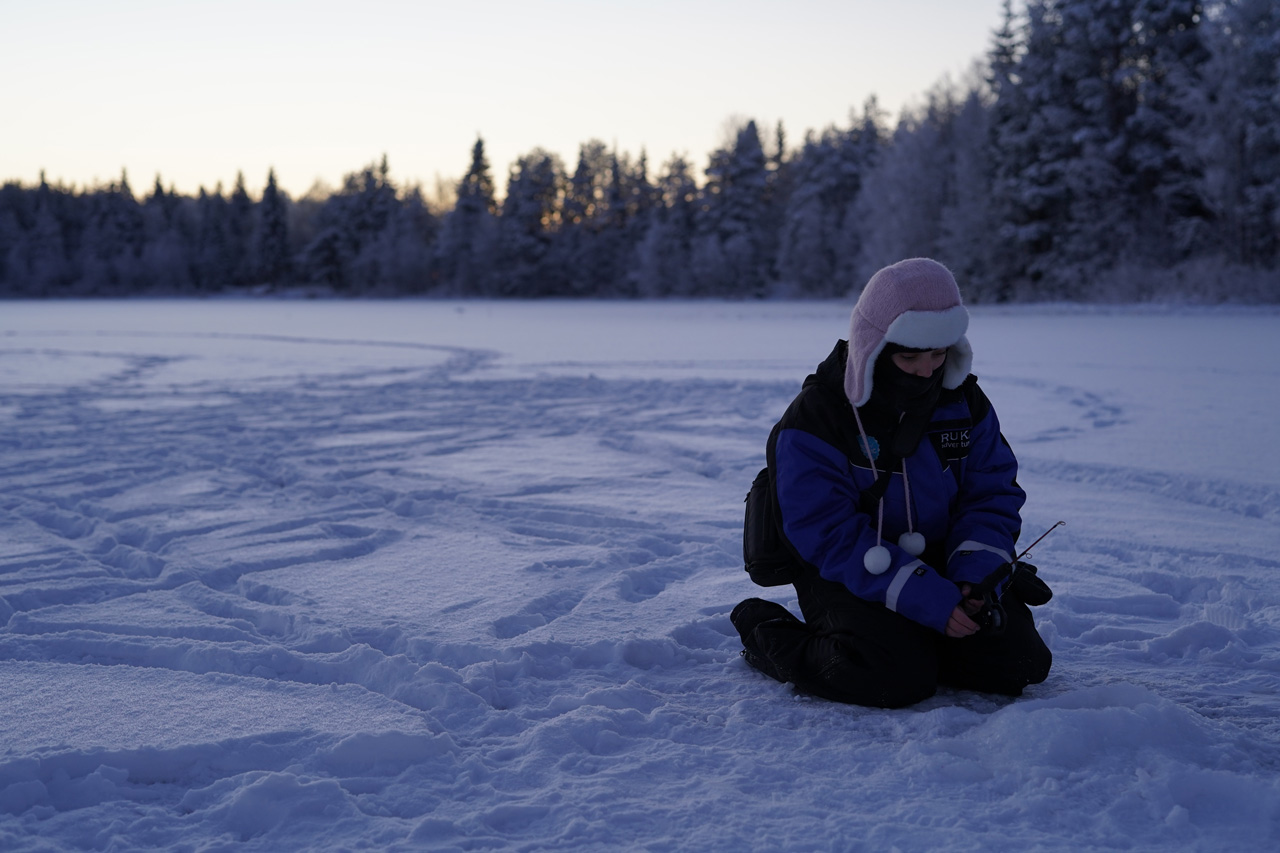 Laponie Finlandaise Décembre Pêche lac gelé