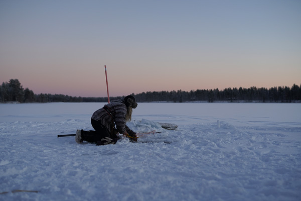 Laponie Finlandaise Décembre Pêche lac gelé
