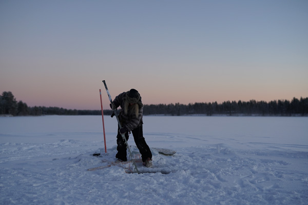 Laponie Finlandaise Décembre Pêche lac gelé