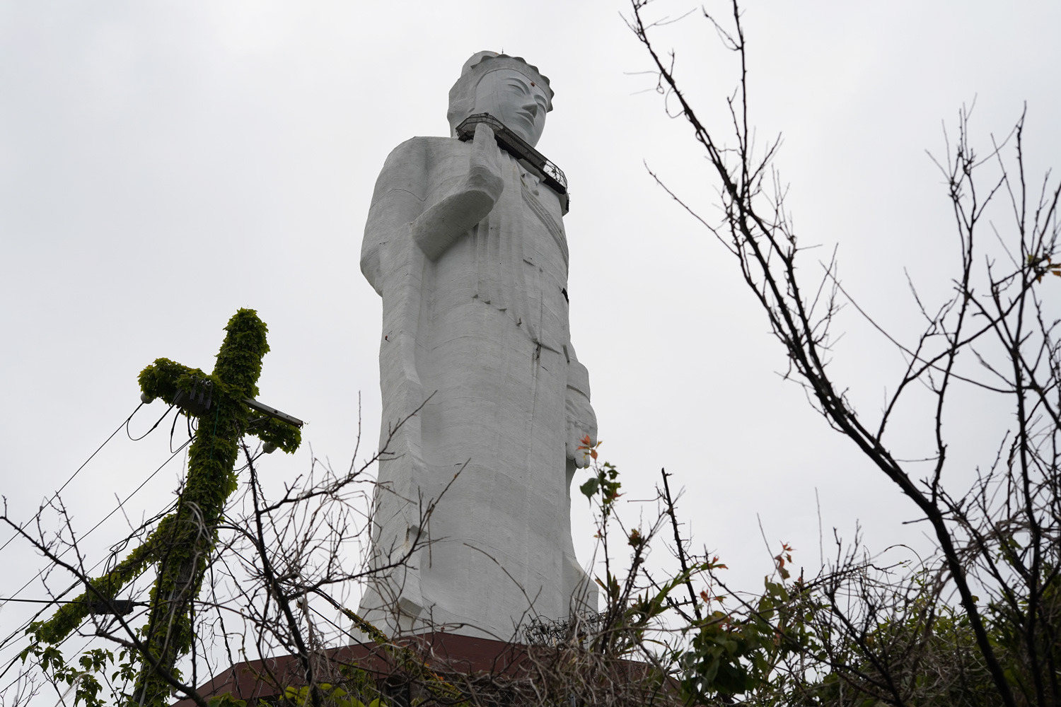 Urbex au Japon : le temple abandonné à l’immense Kannon